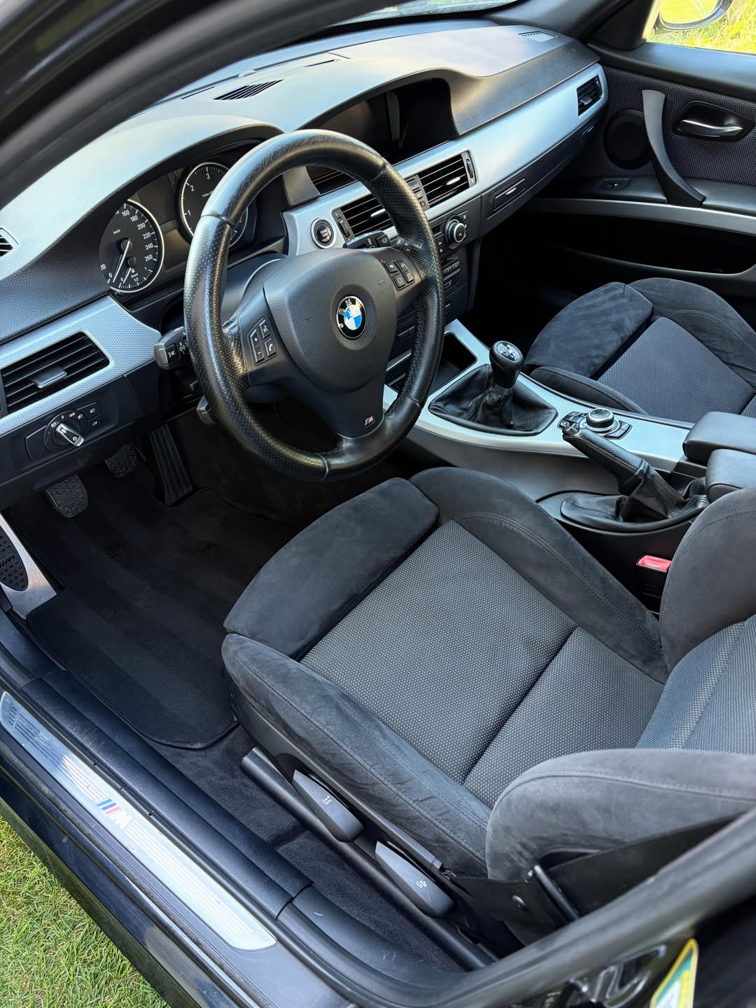 BMW 320D 2012 prtljažnik iz drugog ugla