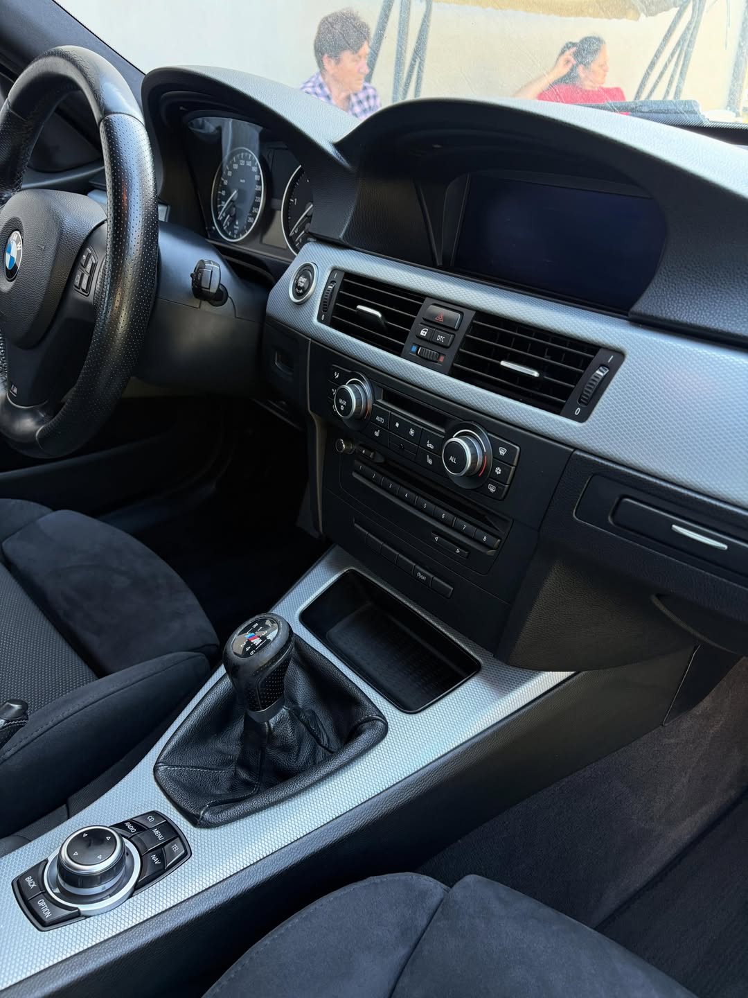 BMW 320D 2012 vozački deo enterijera